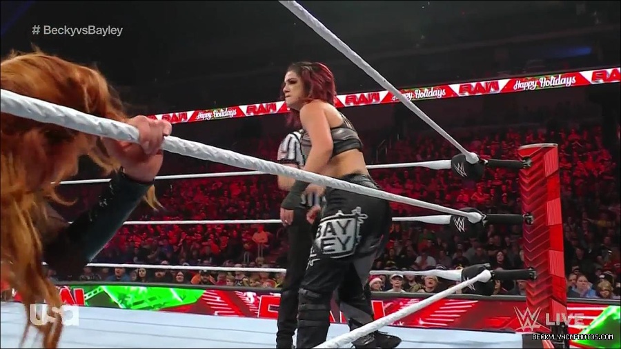 WWE_Monday_Night_Raw_2022_12_19_720p_HDTV_x264-NWCHD_mp4_006406938.jpg