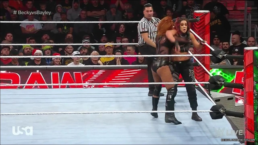 WWE_Monday_Night_Raw_2022_12_19_720p_HDTV_x264-NWCHD_mp4_006408540.jpg