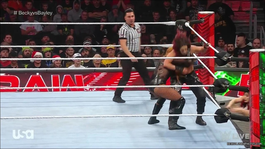 WWE_Monday_Night_Raw_2022_12_19_720p_HDTV_x264-NWCHD_mp4_006408940.jpg