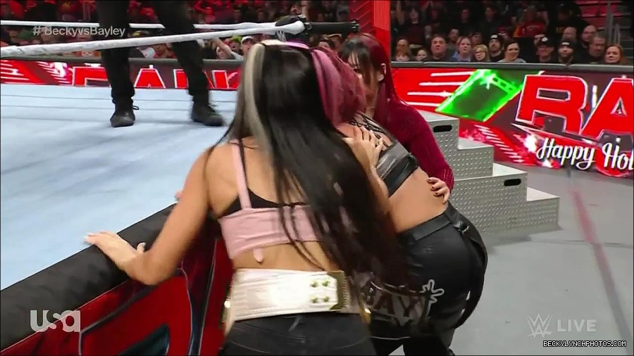 WWE_Monday_Night_Raw_2022_12_19_720p_HDTV_x264-NWCHD_mp4_006412944.jpg