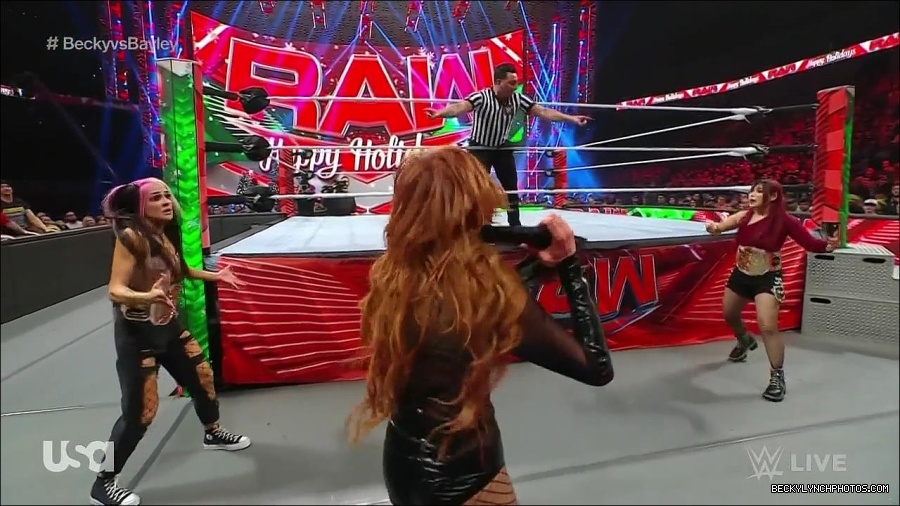 WWE_Monday_Night_Raw_2022_12_19_720p_HDTV_x264-NWCHD_mp4_006427359.jpg