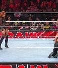 WWE_Monday_Night_Raw_2022_12_19_720p_HDTV_x264-NWCHD_mp4_005908306.jpg