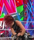 WWE_Monday_Night_Raw_2022_12_19_720p_HDTV_x264-NWCHD_mp4_006471403.jpg