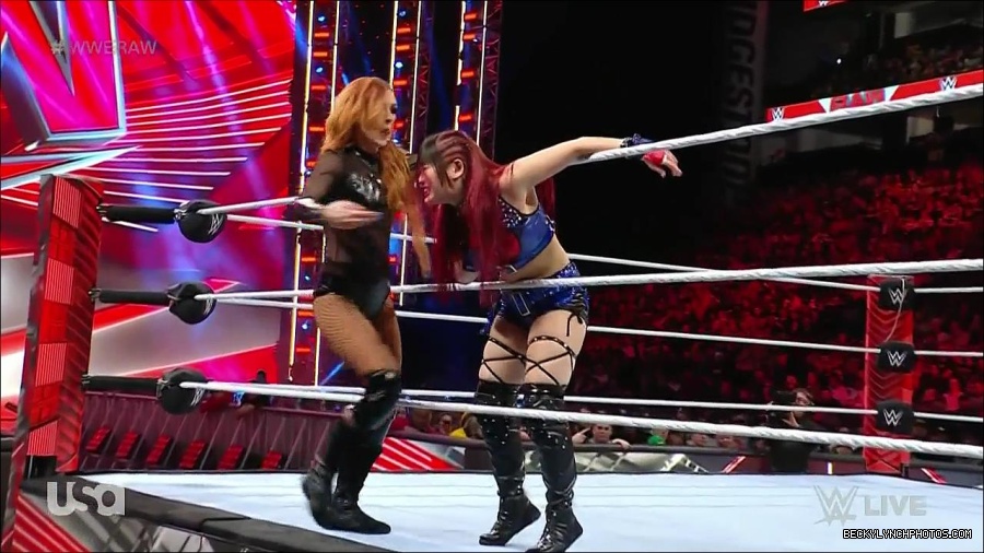 WWE_Monday_Night_Raw_2023_01_02_720p_HDTV_x264-NWCHD_mp4_004999199.jpg