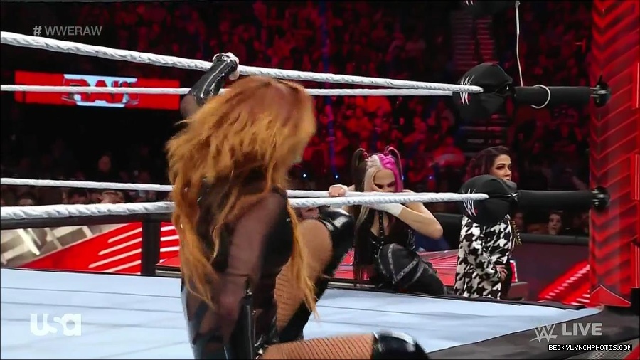 WWE_Monday_Night_Raw_2023_01_02_720p_HDTV_x264-NWCHD_mp4_005009076.jpg