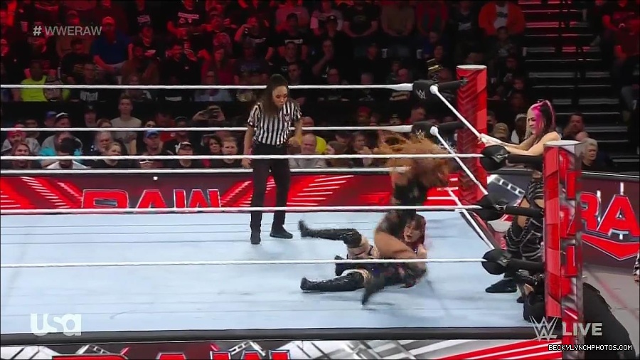 WWE_Monday_Night_Raw_2023_01_02_720p_HDTV_x264-NWCHD_mp4_005037504.jpg