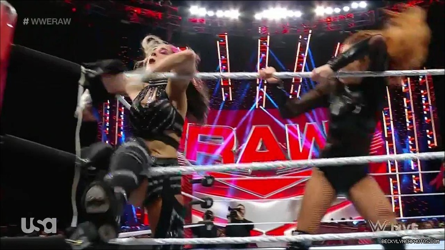 WWE_Monday_Night_Raw_2023_01_02_720p_HDTV_x264-NWCHD_mp4_005043910.jpg