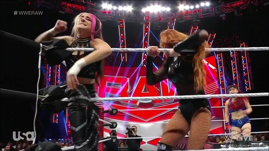 WWE_Monday_Night_Raw_2023_01_02_720p_HDTV_x264-NWCHD_mp4_005045112.jpg