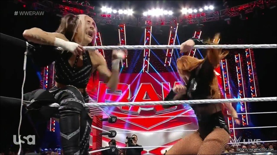 WWE_Monday_Night_Raw_2023_01_02_720p_HDTV_x264-NWCHD_mp4_005045512.jpg