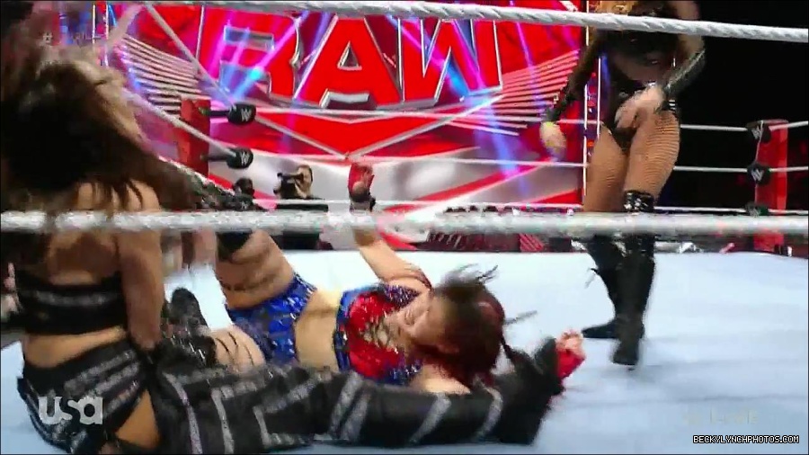 WWE_Monday_Night_Raw_2023_01_02_720p_HDTV_x264-NWCHD_mp4_005051518.jpg