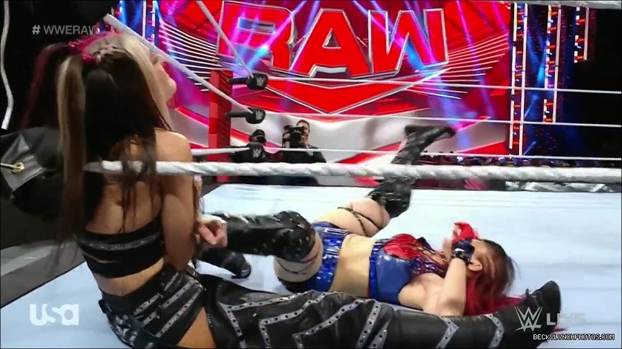 WWE_Monday_Night_Raw_2023_01_02_720p_HDTV_x264-NWCHD_mp4_005052319.jpg