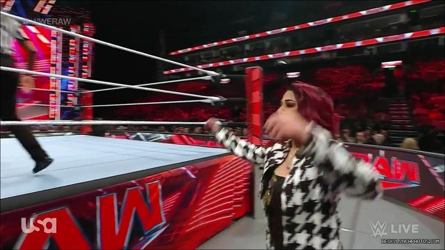 WWE_Monday_Night_Raw_2023_01_02_720p_HDTV_x264-NWCHD_mp4_005053920.jpg