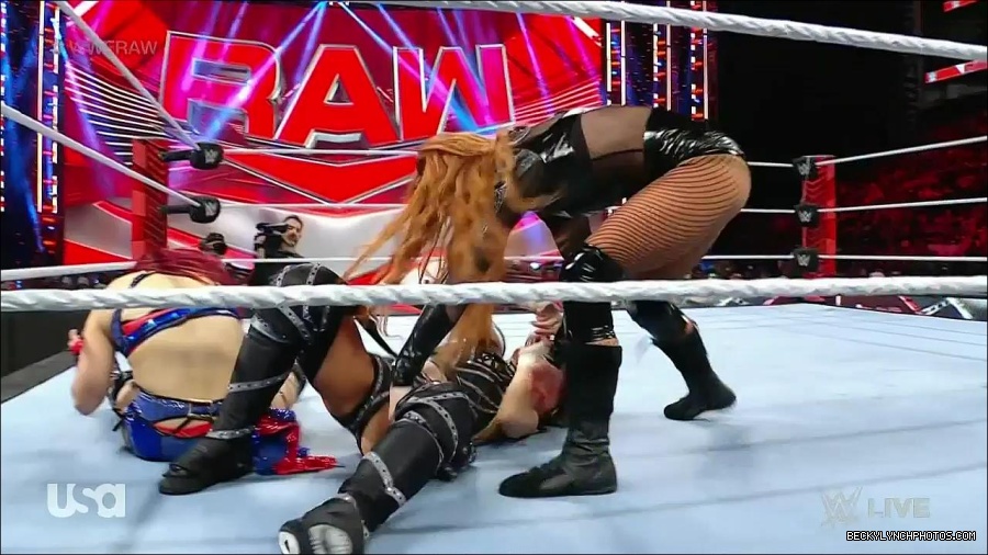 WWE_Monday_Night_Raw_2023_01_02_720p_HDTV_x264-NWCHD_mp4_005055922.jpg