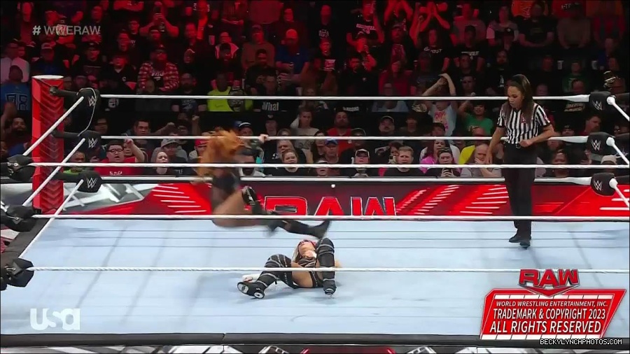 WWE_Monday_Night_Raw_2023_01_02_720p_HDTV_x264-NWCHD_mp4_005067134.jpg