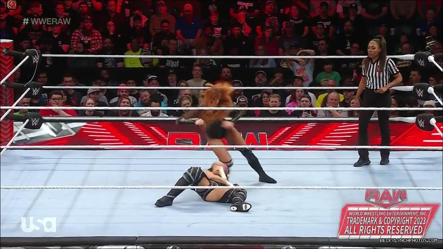 WWE_Monday_Night_Raw_2023_01_02_720p_HDTV_x264-NWCHD_mp4_005068735.jpg