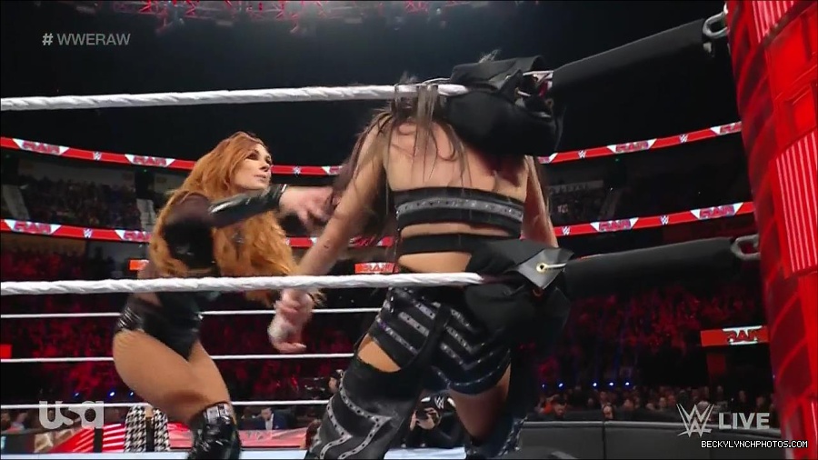 WWE_Monday_Night_Raw_2023_01_02_720p_HDTV_x264-NWCHD_mp4_005085152.jpg