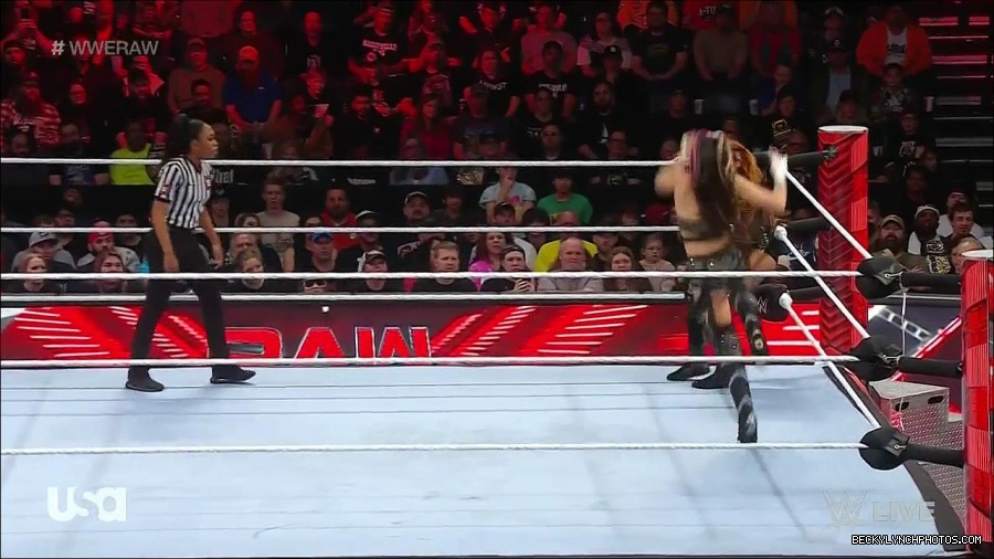 WWE_Monday_Night_Raw_2023_01_02_720p_HDTV_x264-NWCHD_mp4_005098365.jpg