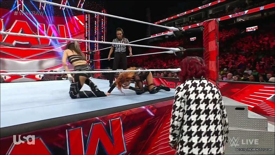 WWE_Monday_Night_Raw_2023_01_02_720p_HDTV_x264-NWCHD_mp4_005110777.jpg