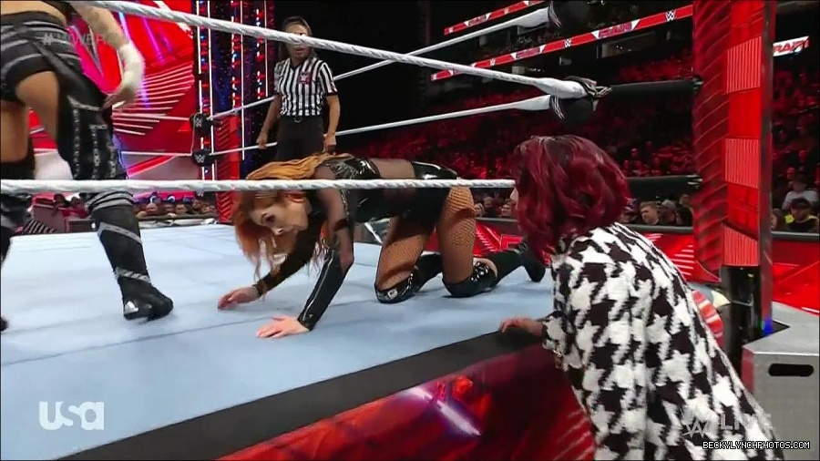 WWE_Monday_Night_Raw_2023_01_02_720p_HDTV_x264-NWCHD_mp4_005111978.jpg