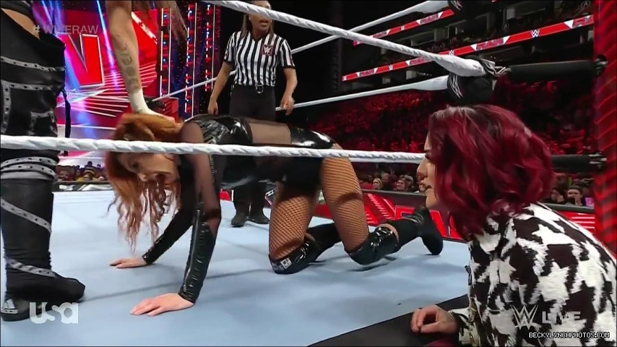 WWE_Monday_Night_Raw_2023_01_02_720p_HDTV_x264-NWCHD_mp4_005112779.jpg