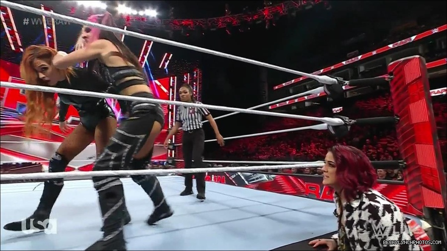 WWE_Monday_Night_Raw_2023_01_02_720p_HDTV_x264-NWCHD_mp4_005115982.jpg
