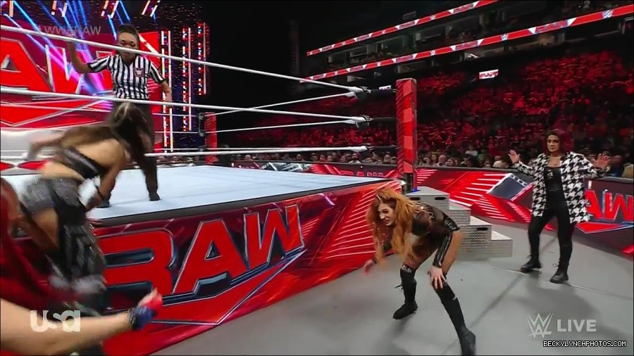 WWE_Monday_Night_Raw_2023_01_02_720p_HDTV_x264-NWCHD_mp4_005121988.jpg