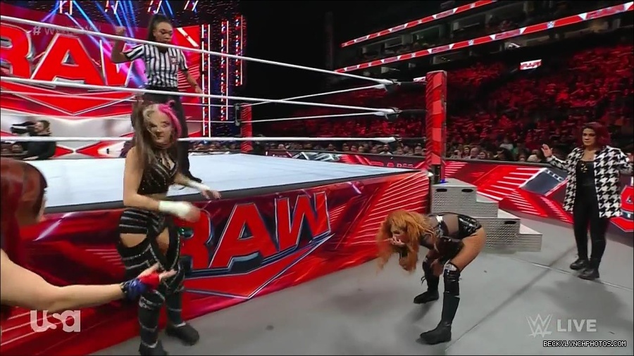 WWE_Monday_Night_Raw_2023_01_02_720p_HDTV_x264-NWCHD_mp4_005122389.jpg