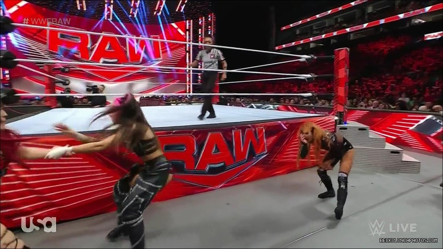 WWE_Monday_Night_Raw_2023_01_02_720p_HDTV_x264-NWCHD_mp4_005123590.jpg