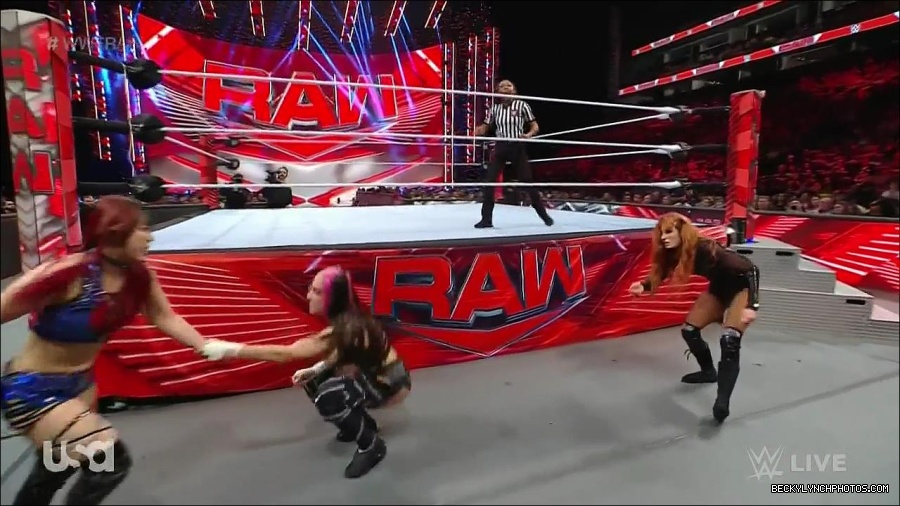 WWE_Monday_Night_Raw_2023_01_02_720p_HDTV_x264-NWCHD_mp4_005123990.jpg