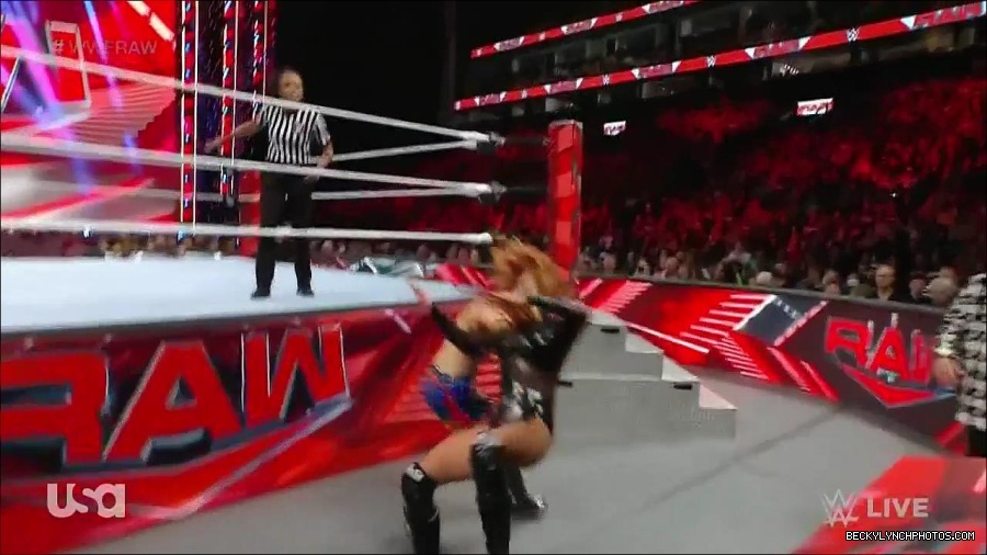 WWE_Monday_Night_Raw_2023_01_02_720p_HDTV_x264-NWCHD_mp4_005125192.jpg