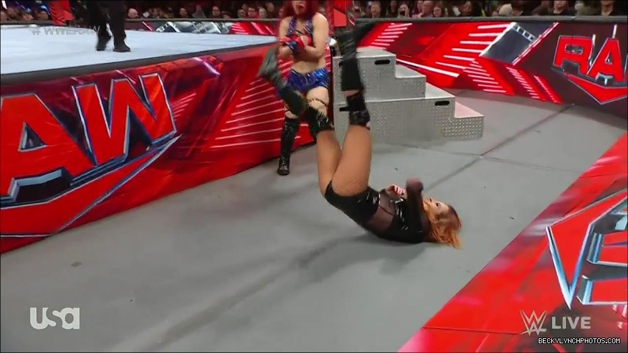 WWE_Monday_Night_Raw_2023_01_02_720p_HDTV_x264-NWCHD_mp4_005126393.jpg