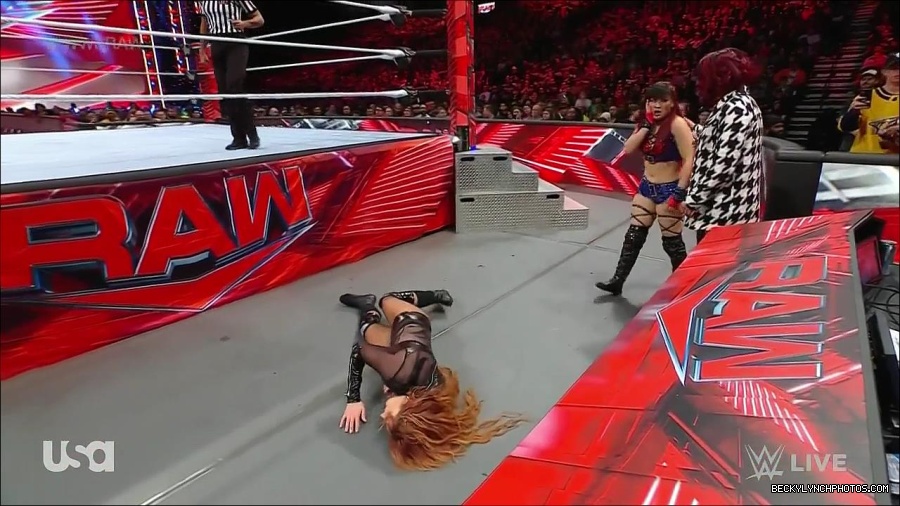 WWE_Monday_Night_Raw_2023_01_02_720p_HDTV_x264-NWCHD_mp4_005129196.jpg