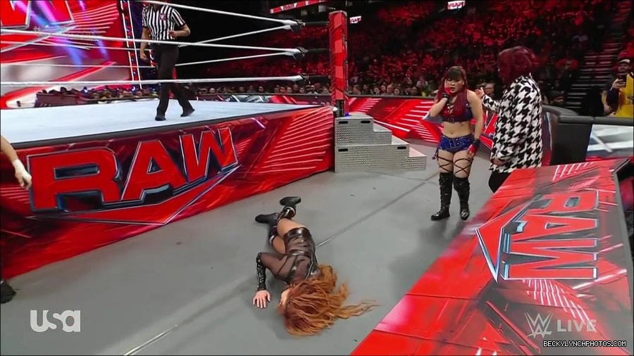 WWE_Monday_Night_Raw_2023_01_02_720p_HDTV_x264-NWCHD_mp4_005129596.jpg