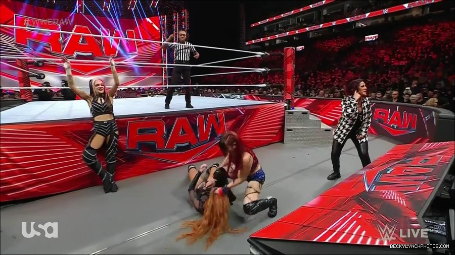 WWE_Monday_Night_Raw_2023_01_02_720p_HDTV_x264-NWCHD_mp4_005132399.jpg