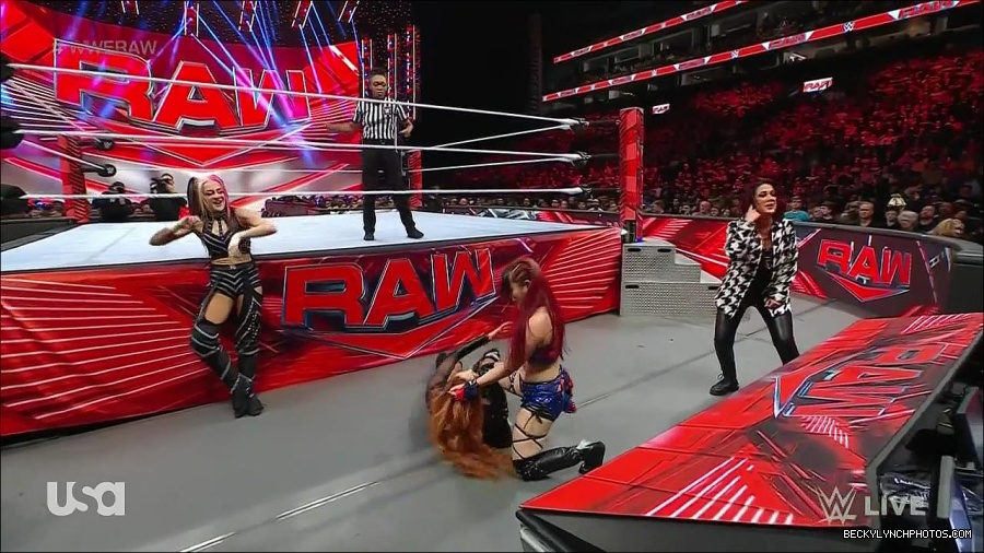 WWE_Monday_Night_Raw_2023_01_02_720p_HDTV_x264-NWCHD_mp4_005132799.jpg