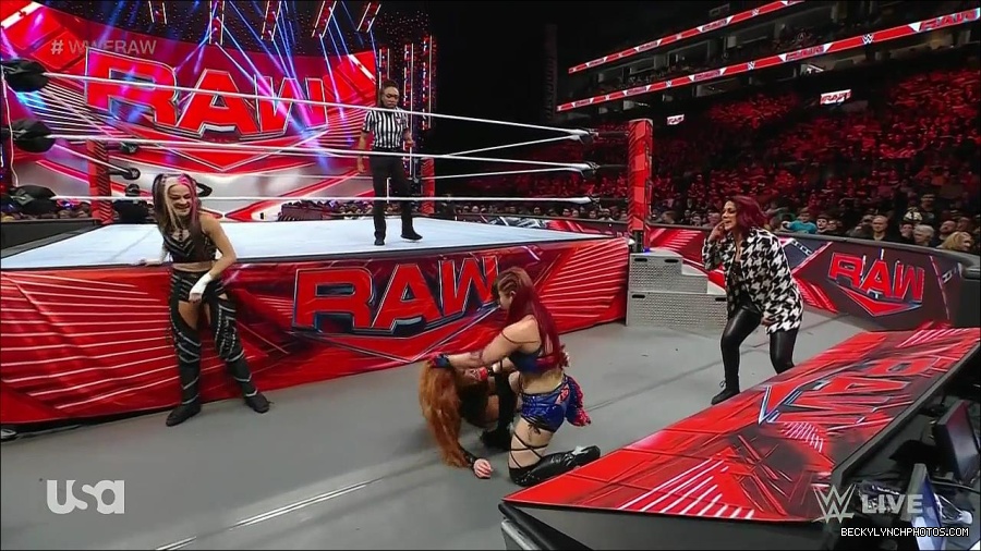 WWE_Monday_Night_Raw_2023_01_02_720p_HDTV_x264-NWCHD_mp4_005133600.jpg
