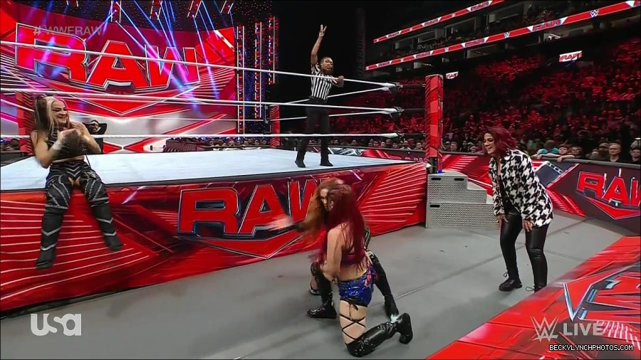 WWE_Monday_Night_Raw_2023_01_02_720p_HDTV_x264-NWCHD_mp4_005135602.jpg