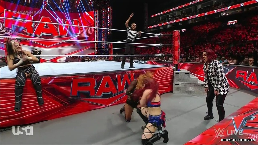 WWE_Monday_Night_Raw_2023_01_02_720p_HDTV_x264-NWCHD_mp4_005136002.jpg