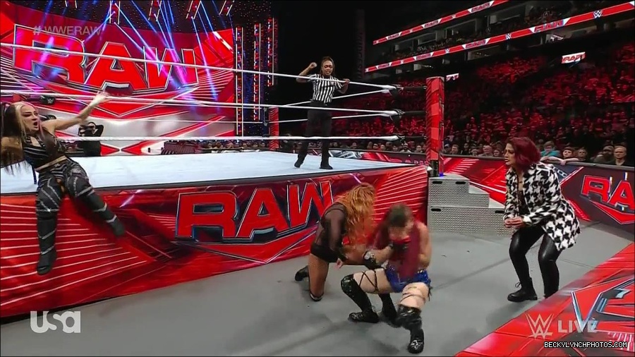 WWE_Monday_Night_Raw_2023_01_02_720p_HDTV_x264-NWCHD_mp4_005136403.jpg