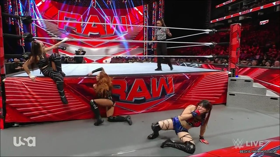 WWE_Monday_Night_Raw_2023_01_02_720p_HDTV_x264-NWCHD_mp4_005141608.jpg