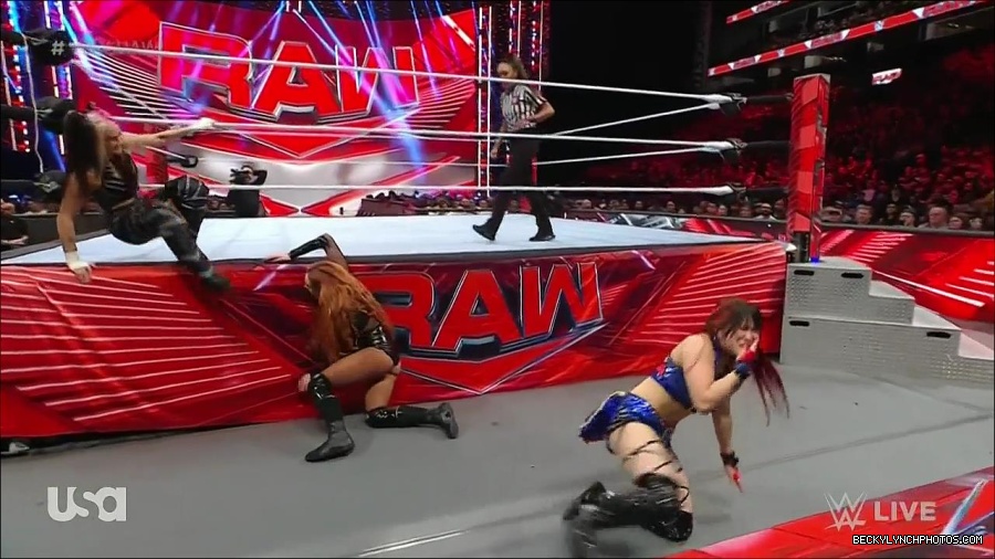 WWE_Monday_Night_Raw_2023_01_02_720p_HDTV_x264-NWCHD_mp4_005142008.jpg
