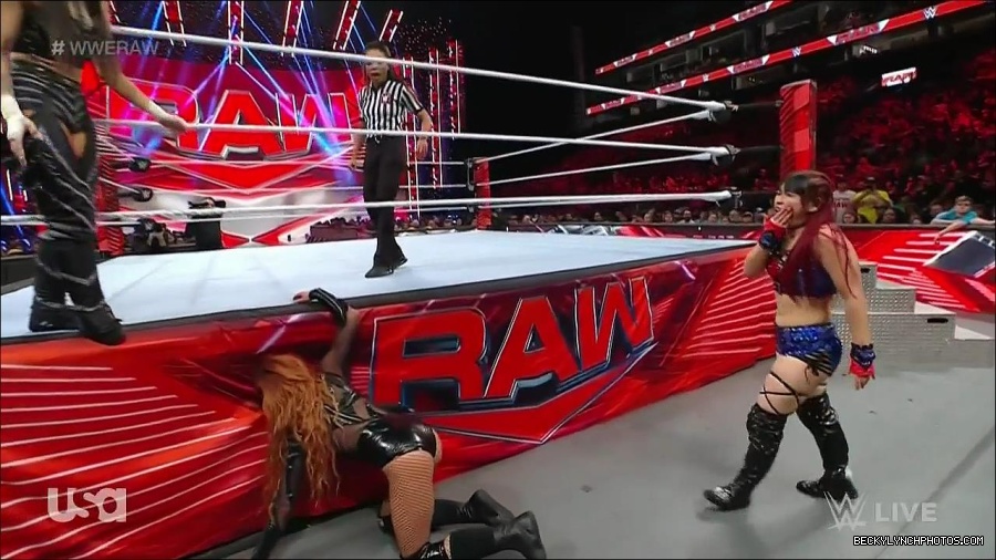 WWE_Monday_Night_Raw_2023_01_02_720p_HDTV_x264-NWCHD_mp4_005144010.jpg