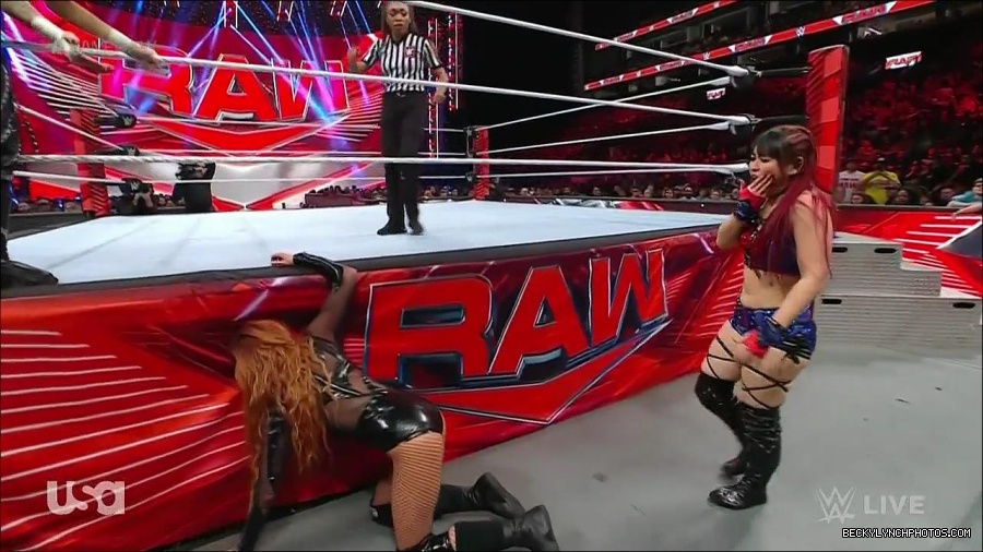 WWE_Monday_Night_Raw_2023_01_02_720p_HDTV_x264-NWCHD_mp4_005144411.jpg
