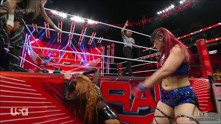 WWE_Monday_Night_Raw_2023_01_02_720p_HDTV_x264-NWCHD_mp4_005145612.jpg