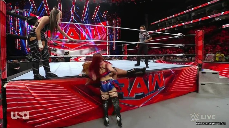 WWE_Monday_Night_Raw_2023_01_02_720p_HDTV_x264-NWCHD_mp4_005147614.jpg