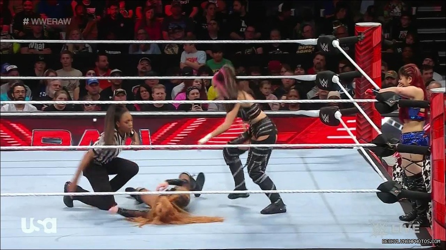 WWE_Monday_Night_Raw_2023_01_02_720p_HDTV_x264-NWCHD_mp4_005177410.jpg