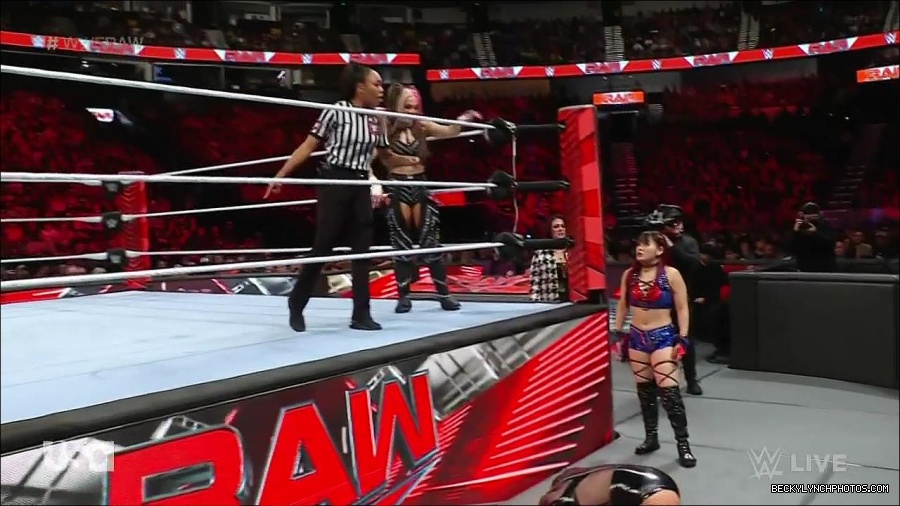 WWE_Monday_Night_Raw_2023_01_02_720p_HDTV_x264-NWCHD_mp4_005198632.jpg