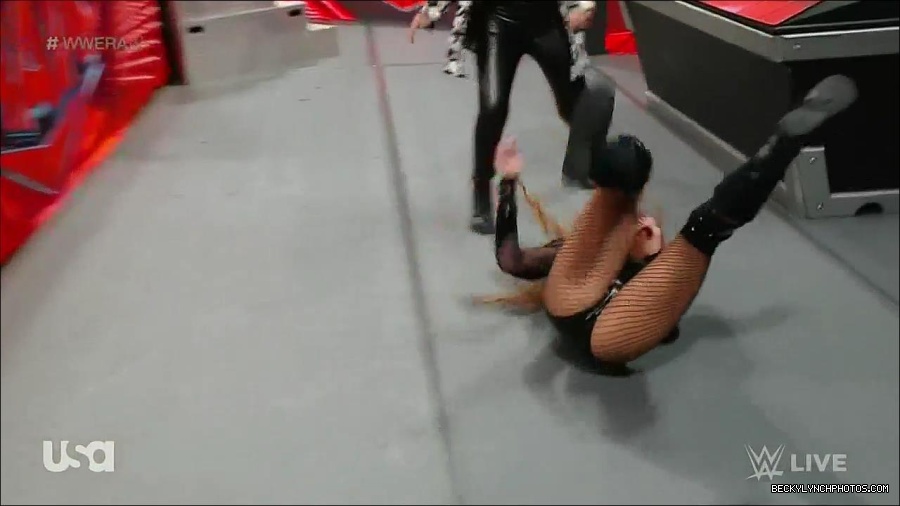 WWE_Monday_Night_Raw_2023_01_02_720p_HDTV_x264-NWCHD_mp4_005205438.jpg