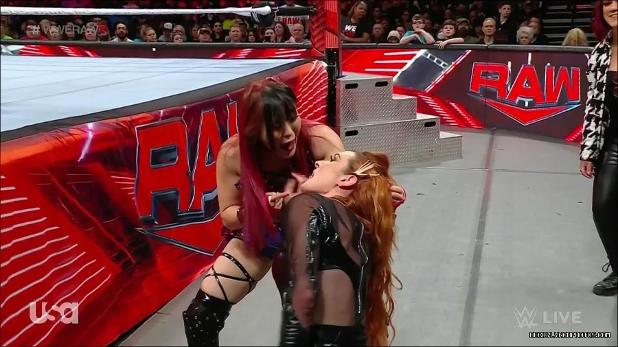 WWE_Monday_Night_Raw_2023_01_02_720p_HDTV_x264-NWCHD_mp4_005213046.jpg