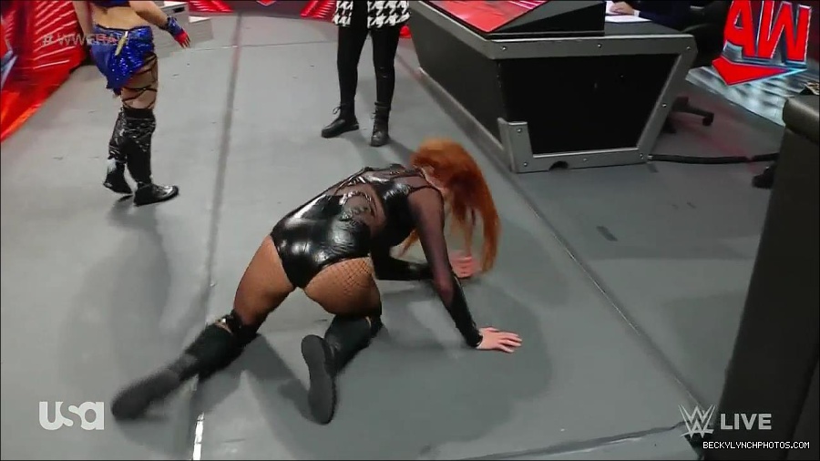 WWE_Monday_Night_Raw_2023_01_02_720p_HDTV_x264-NWCHD_mp4_005215849.jpg